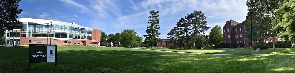 Old Main, Abel Commons和Acklie Hall of Science的全景